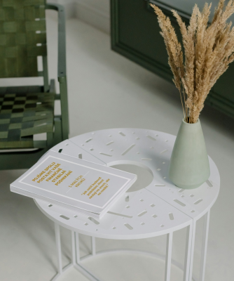 Stůl s položeným pracovním sešitem - 7 kroků k podnikání