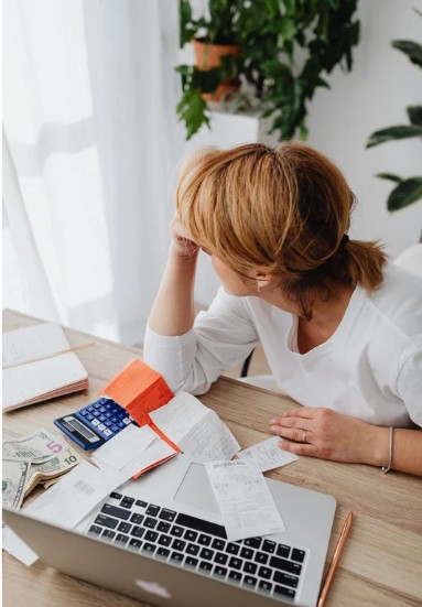 Obrázek ženy, která má nejistotu ve financích