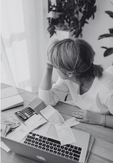 Obrázek ženy, která má nejistotu ve financích